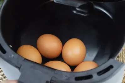 El truco infalible para cocinar huevos duros en freidora de aire