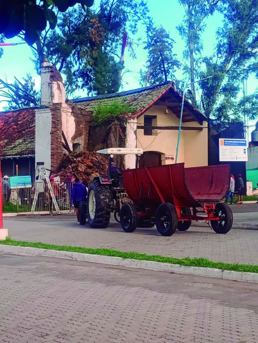Cuatro siglos de historia se vinieron abajo: las lluvias derrumbaron el histórico campanario de la iglesia de Villa Chicligasta