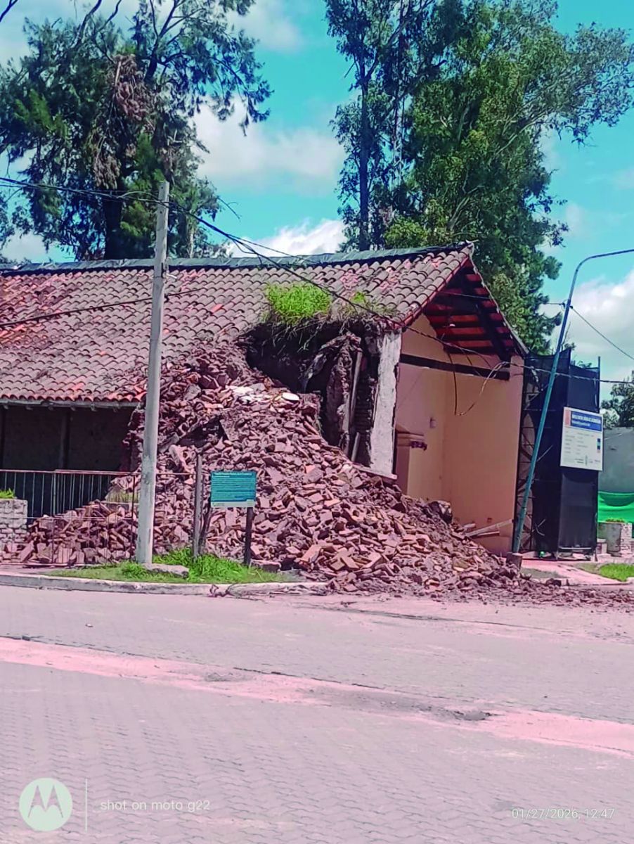 Cuatro siglos de historia se vinieron abajo: las lluvias derrumbaron el histórico campanario de la iglesia de Villa Chicligasta