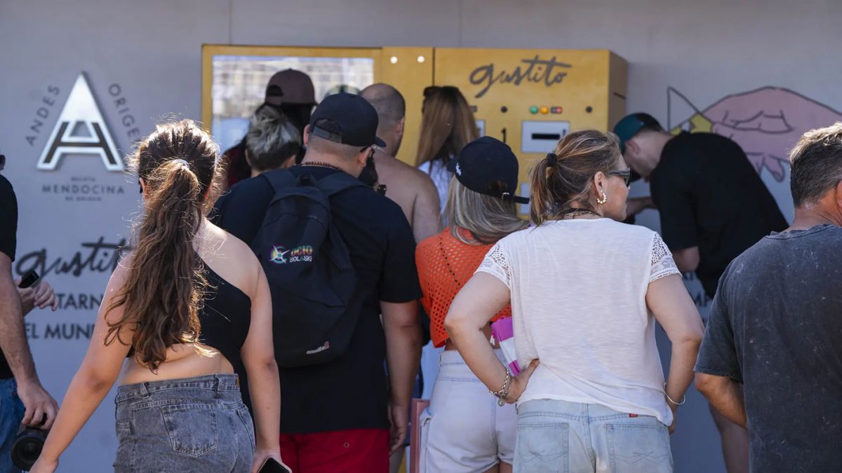 DESCONEXIÓN. Una propuesta en Mar del Plata invitó a dejar el celular a cambio de una cerveza.