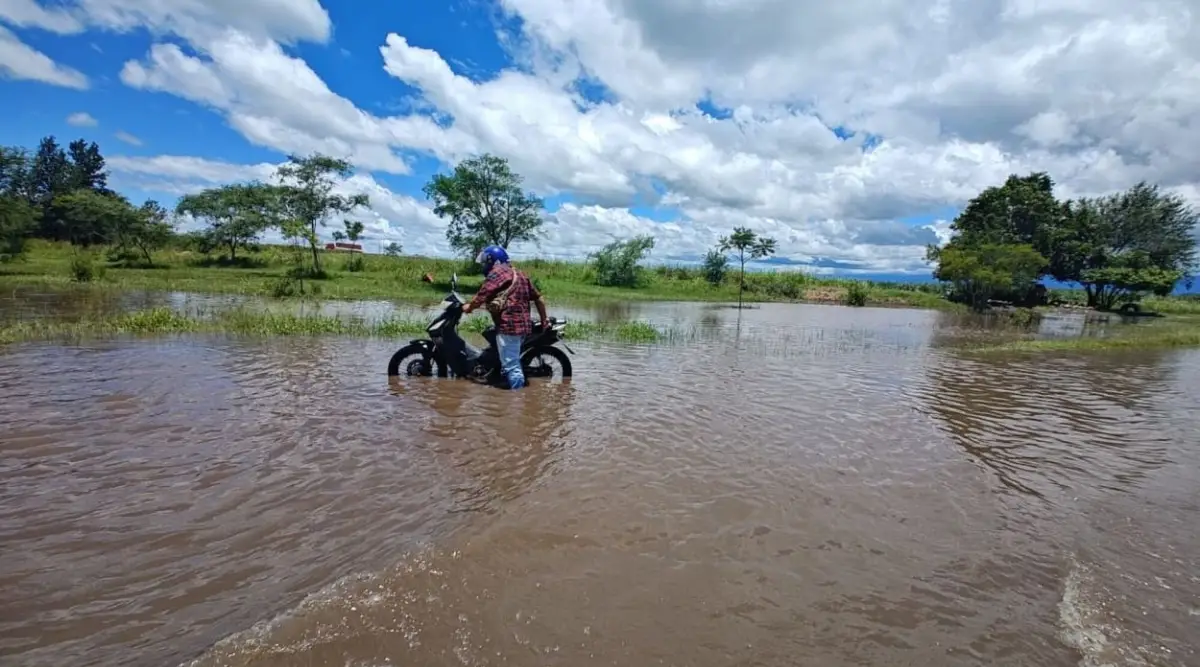 PAISAJE. La entrada a la “Perla del Sur” semejaba un río, fruto de la fuerte tormenta que cayó entre la noche del lunes y la madrugada de ayer. la gaceta/ fotos de santiago giménez y analía jaramillo