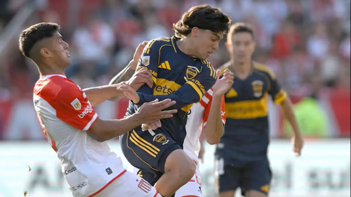 EN ACCIÓN. Exequiel Zeballos intenta deshacerse de su marca en el último partido que enfrentó a Estudiantes, en noviembre de 2025. Aquel día el extremo convirtió en el 2-1 a favor de Boca en La Plata.