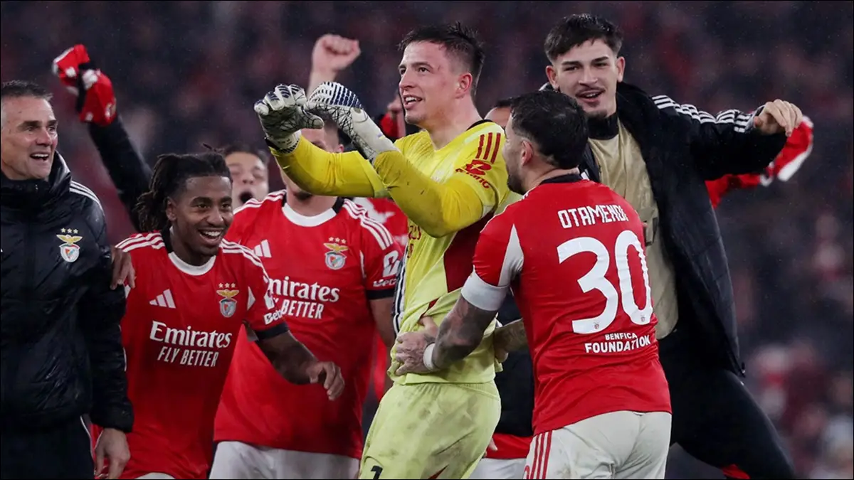 HÉROE. Anatoliy Trubin, arquero del Benfica, subió al área en la última jugada y convirtió de cabeza el gol que selló la victoria ante el Real Madrid y desató la locura en el Estádio da Luz.