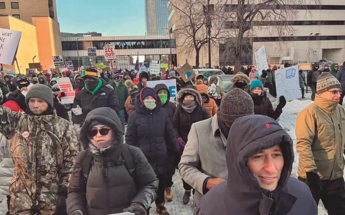 SIN PAUSA. En medio de la peor tormenta invernal en años, en Minneapolis no han dejado de manifestarse. 