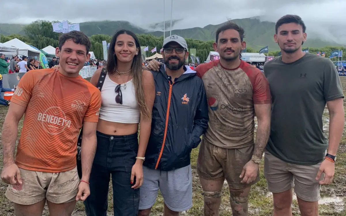 LOS GRAVANO. Cucusa en Tafí viendo el juego de sus hijos Mauricio y Benjamín.