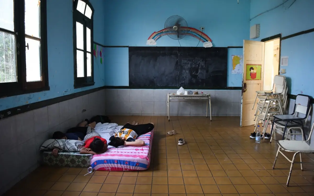 ESCUELA CORNELIO SAAVEDRA. El edificio educativo fue habilitado como refugio durante la noche del martes y allí se alojaron las familias evacuadas.