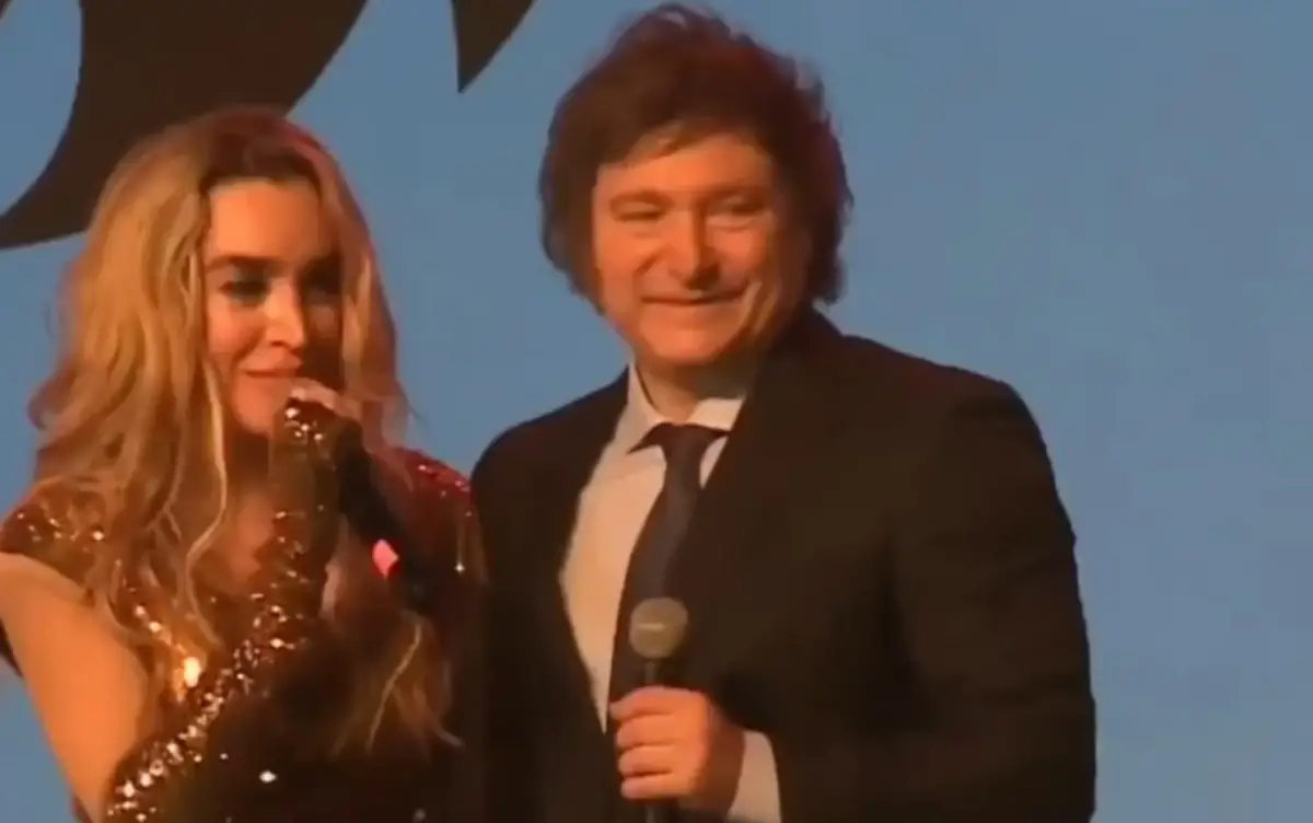 Show con Fátima Florez en Mar del Plata: Javier Milei cantó en el teatro, elogió a su expareja y fue a La Derecha Fest