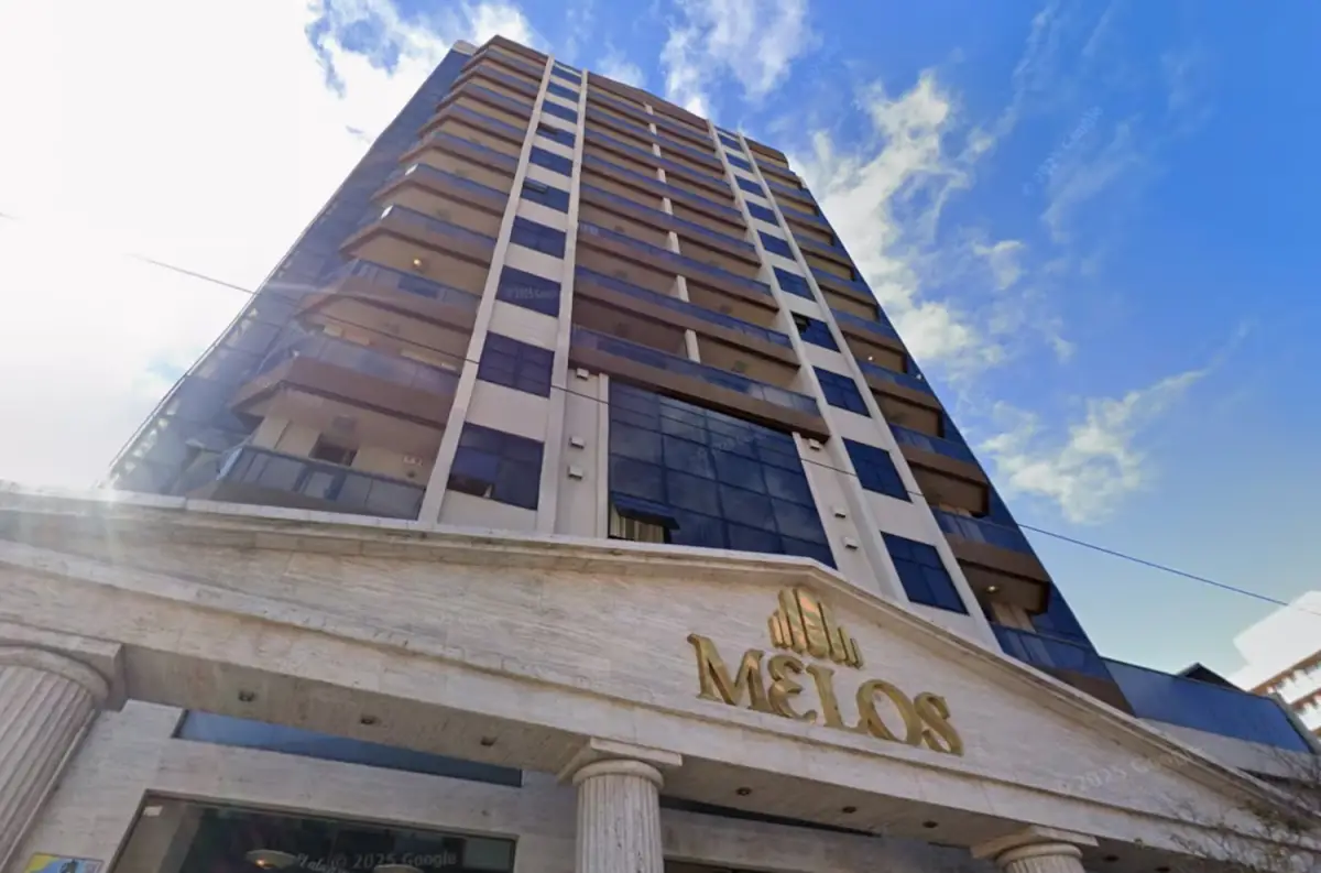 La mujer cayó desde el piso 13 de un edificio. (Foto: Google Maps).