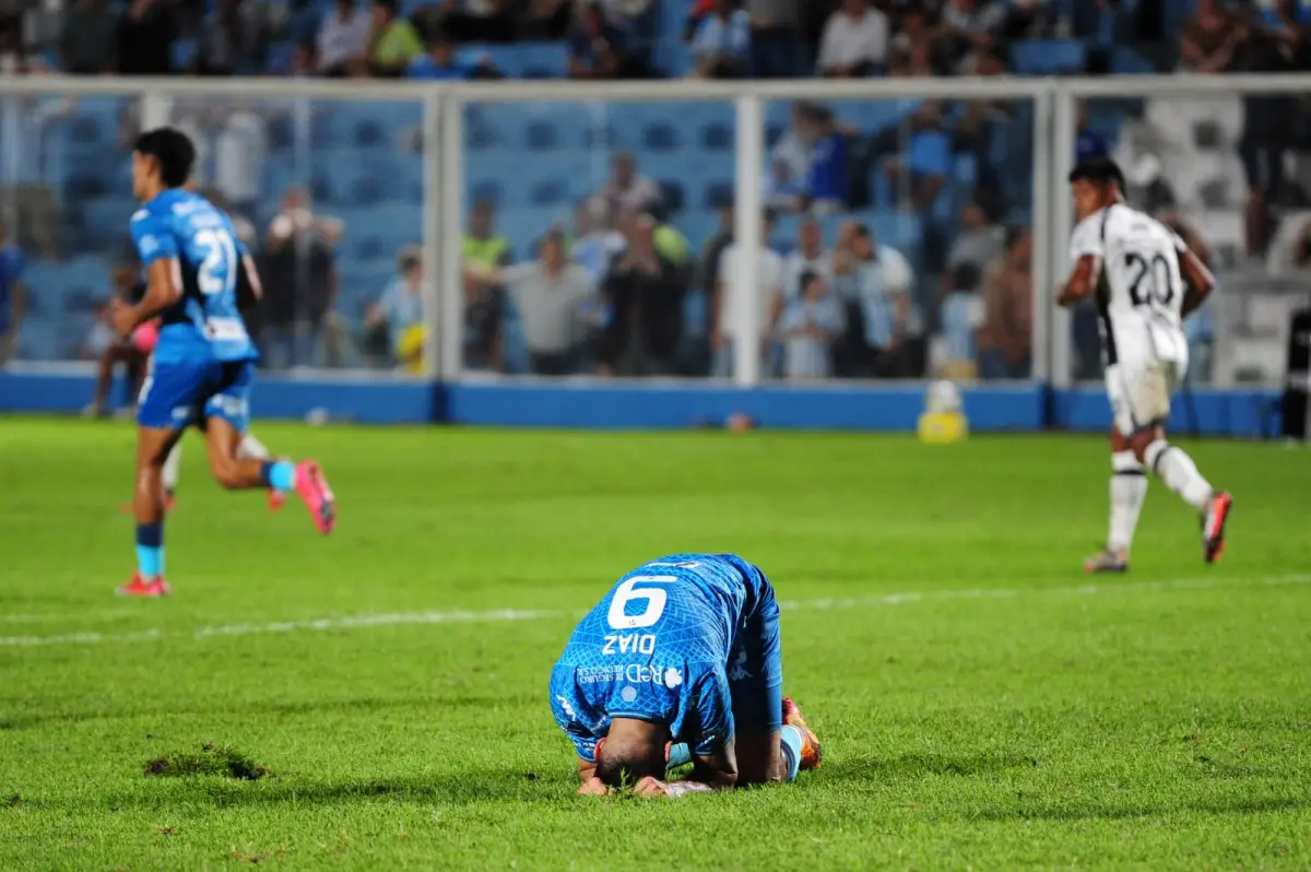 SIN EFICACIA. Díaz falló una jugada clave sobre el final del partido.