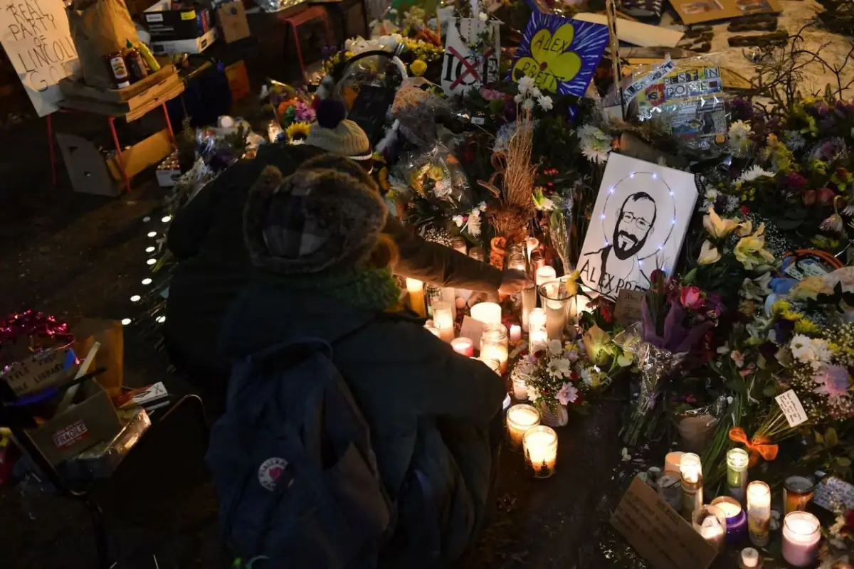 MEMORIAL. Imágenes, flores y velas, en un homenaje a Good y Pretti.  afp