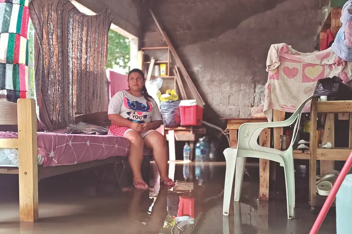 DIVIDIDA. Verónica puso una cama en un sector de su casa de Villa Nueva, y quedó con una de sus hijas (foto); las otras se fueron con familiares.