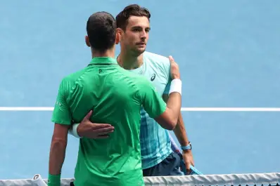 Djokovic avanzó a semis por el retiro de Musetti y tuvo un gesto de fair play viral