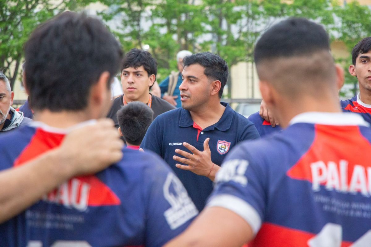 HEAD COACH. Roberto Risso dando indicaciones a sus jugadores.