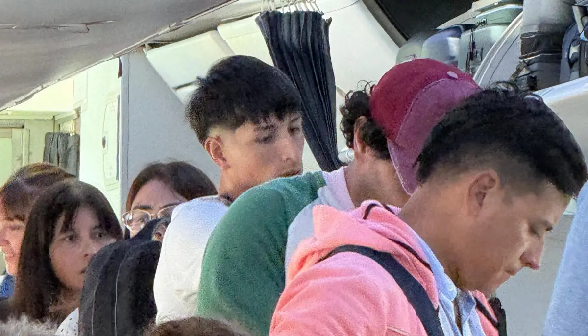 RECIÉN LLEGADO. Alexis Segovia llegó esta mañana a Tucumán en el vuelo 1470 de Aerolíneas Argentinas, cerca de las 9.50.