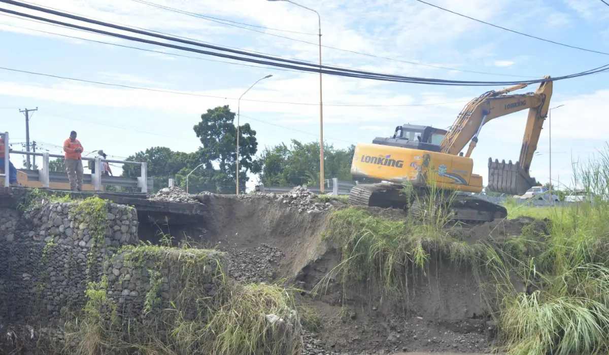 DAÑOS. Las máquinas trabajan para drenar y redirigir el curso del agua. 