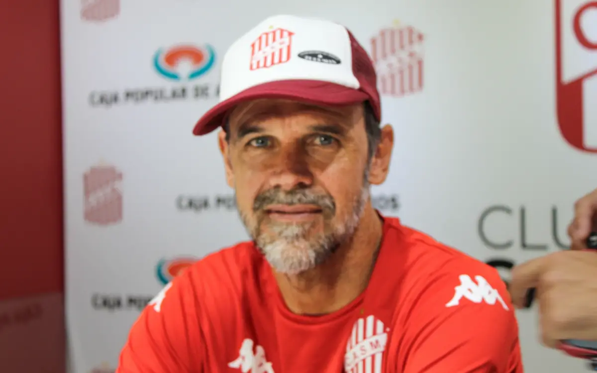 ENFOCADO. El nuevo entrenador del conjunto de Ciudadela trabaja arduamente de cara a la nueva temporada.