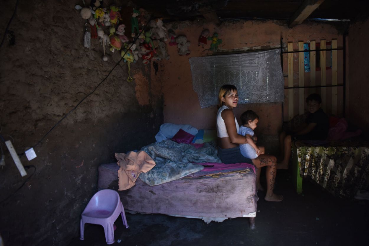 BARRO Y HUMEDAD. Lourdes vive junto a sus hijos pequeños en su casa.