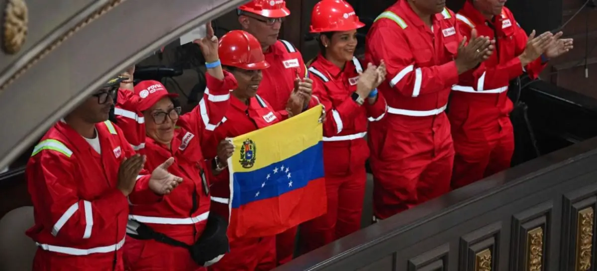 PRESENCIA. Trabajadores de la petrolera estatal escucharon el debate.