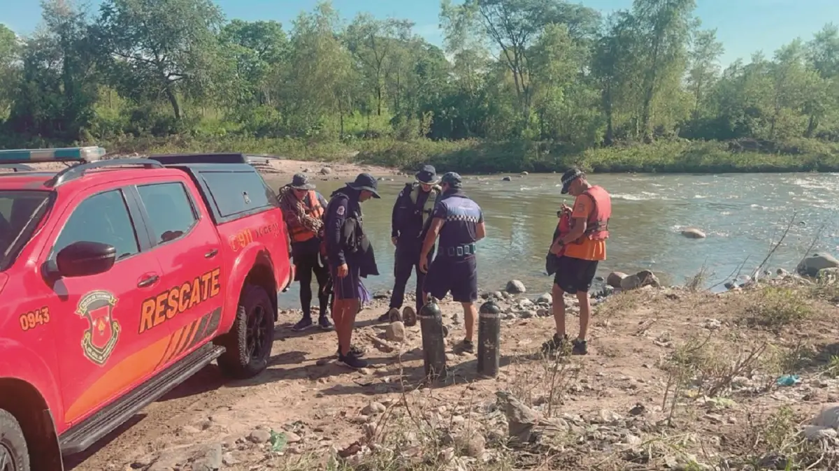 OPERATIVO ESPECIAL. Decenas de personas se movilizaron ayer para buscar un joven desaparecido en el río.    