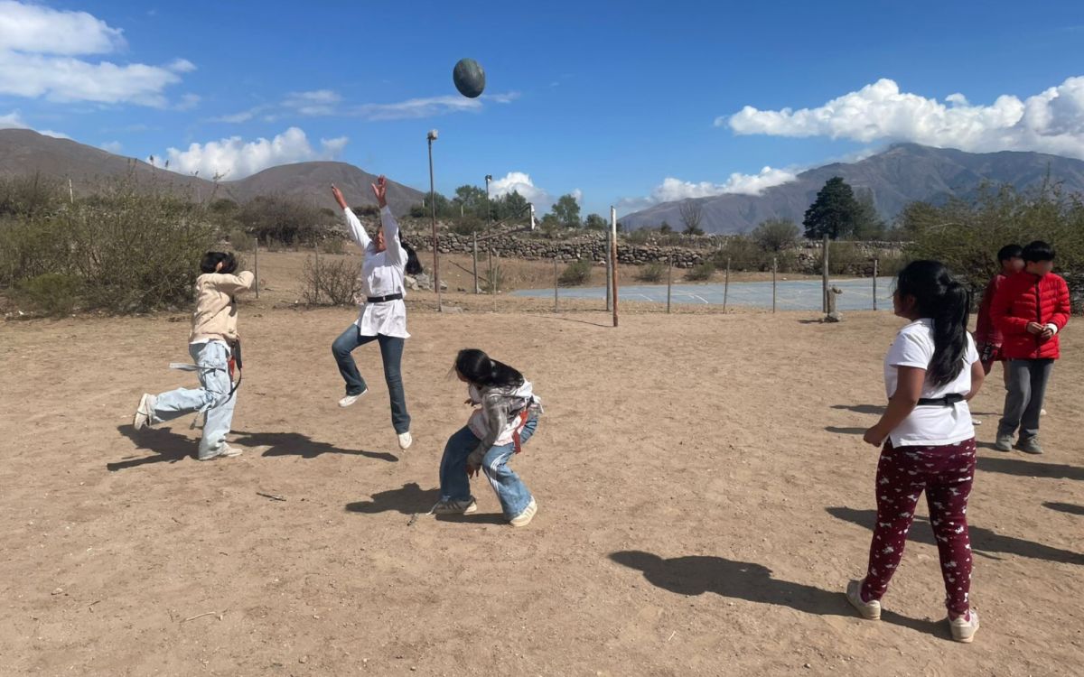 PARA TODOS. En las escuelas, niños y niñas pueden practicar y aprender sobre el deporte.