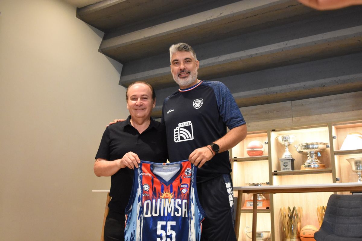 PRESENTACIÓN. El presidente del club, Gerardo Montenegro, posando junto a Victoriano con la camiseta de Quimsa.