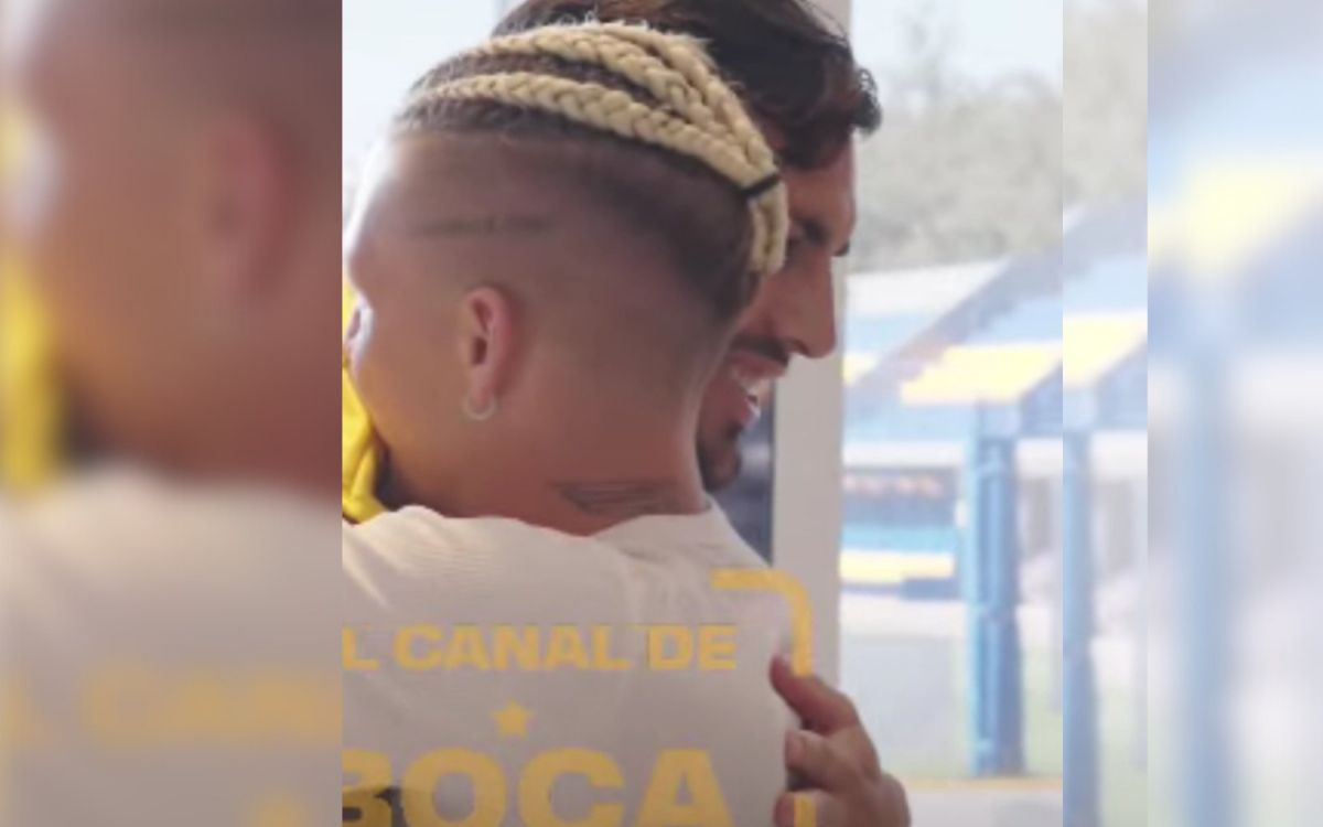 RECIBIMIENTO. El abrazo de Leandro Paredes y Ascacíbar, recién llegado a Boca.