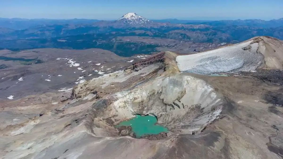 Vista aérea del volcán Copahue, el más peligroso de Argentina