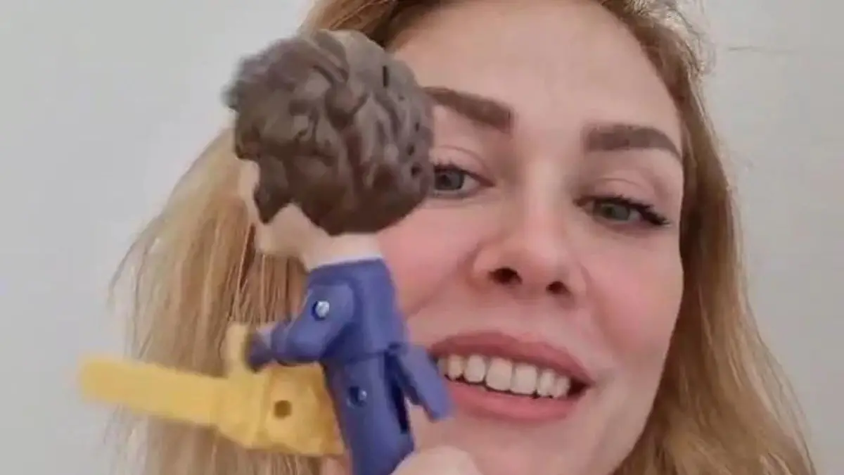 Así es la birome con la figura de Milei y con audio incorporado que impulsan diputadas libertarias