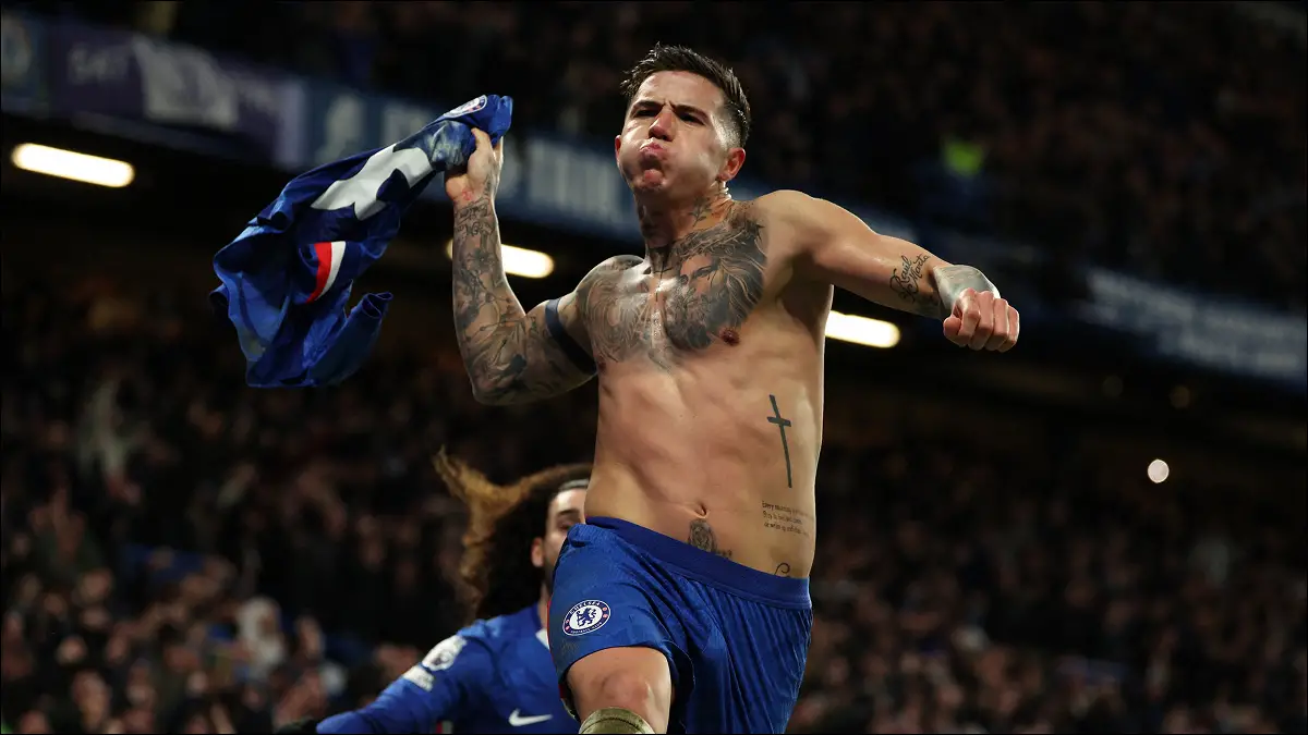 DEFINICIÓN CLAVE. Enzo Fernández llega al área y saca el remate que le dio la victoria a Chelsea en el clásico londinense ante West Ham.
