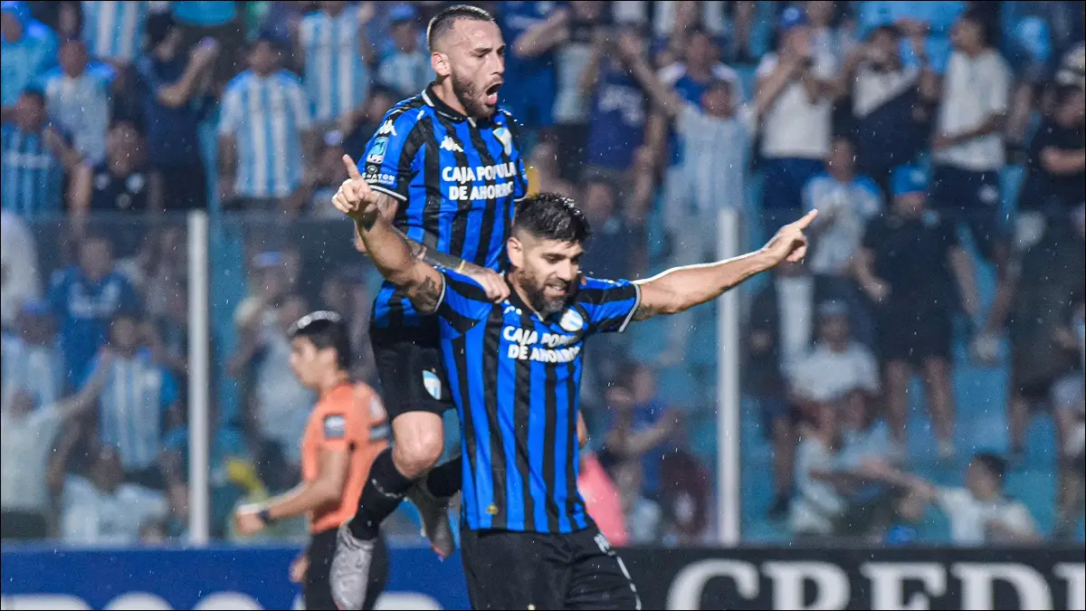 DESAHOGO. El festejo de Díaz tras convertir el gol de Atlético Tucumán en el cierre del primer tiempo.