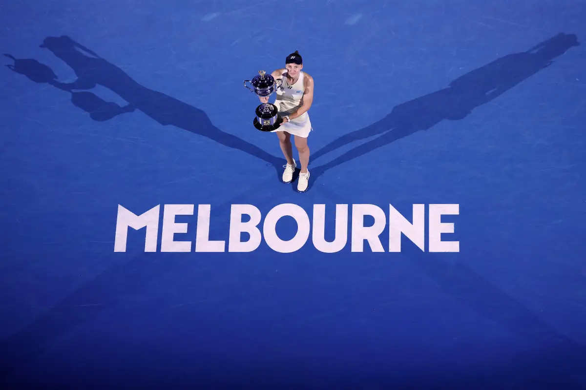 FESTEJO. Rybakina levantó el trofeo en Melbourne. FOTO TOMADA DE X.COM/AUSTRALIANOPEN