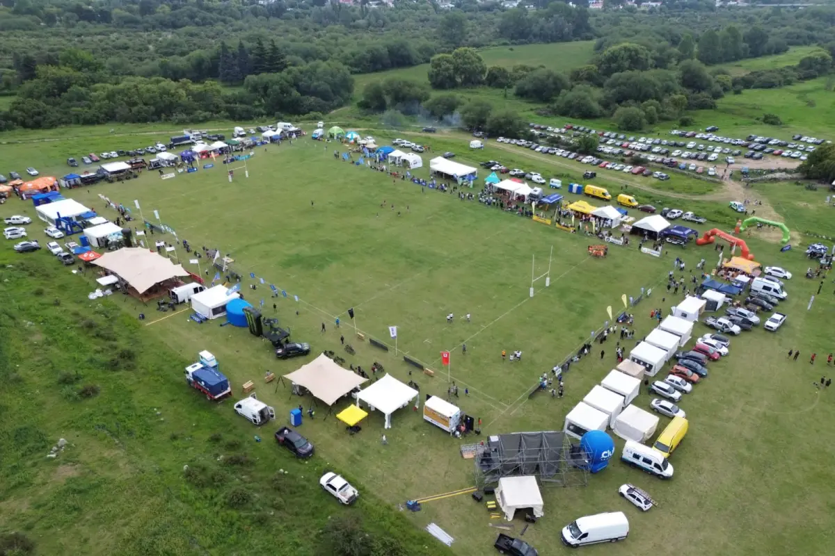 IMAGEN AÉREA. La estancia El Churqui va tomando calor con el correr de las horas, en una nueva edición del Seven de Tafí del Valle.