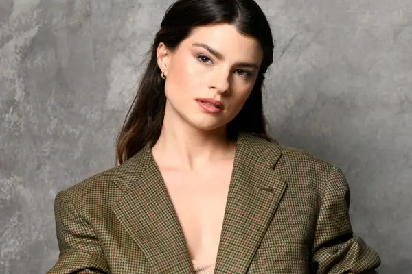 Desde Tucumán hasta la alfombra roja de Hollywood: quién es la joven que participó en la premiere de Cumbres Borrascosas