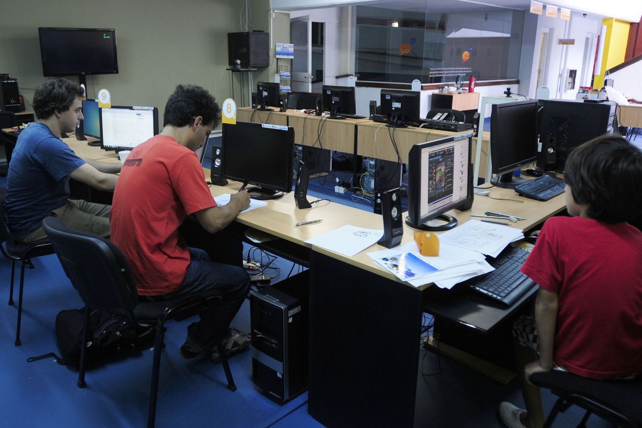 UNA EXPERIENCIA COLABORATIVA. Los grupos se integran para que se combinen conocimientos.