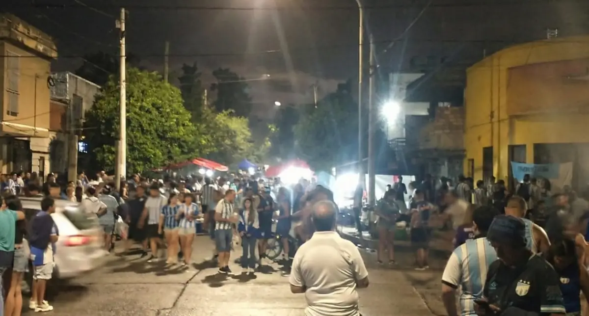 EPICENTRO. En Laprida entre Italia y Uruguay la gente se junta para comer y tomar algo mientras espera el partido.