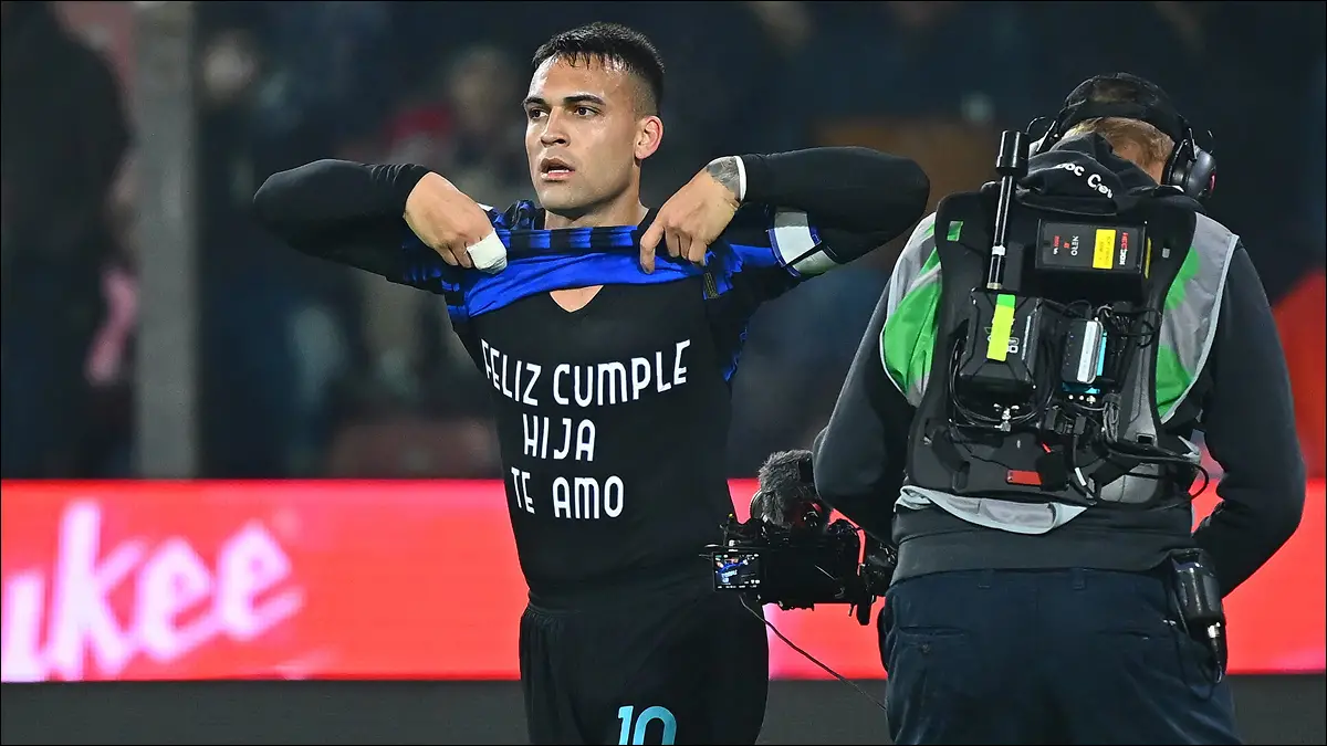 MARCA REGISTRADA. Lautaro Martínez celebra tras abrir el marcador en el triunfo del Inter ante Cremonese, como visitante, por la Serie A.