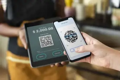 Adiós al efectivo: la tarjeta de débito cede ante el código QR