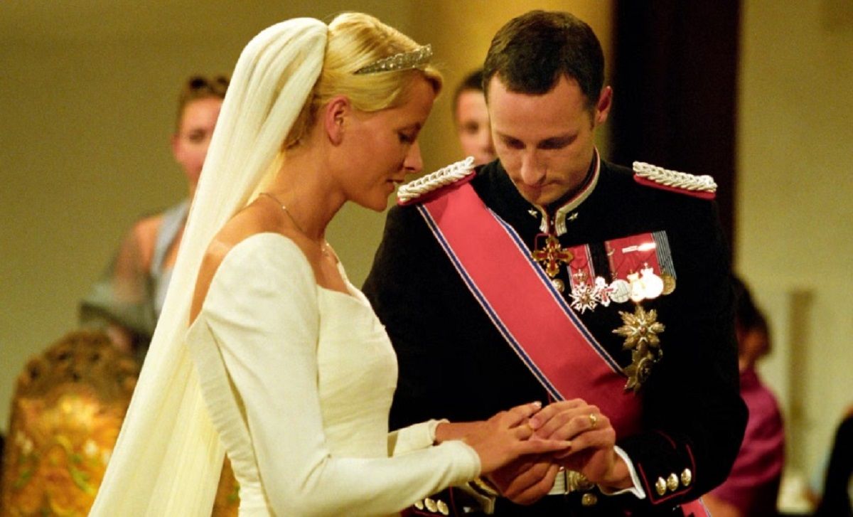 La princesa heredera de Noruega admite su vínculo con Jeffrey Epstein días antes de que su hijo vaya a juicio por violación