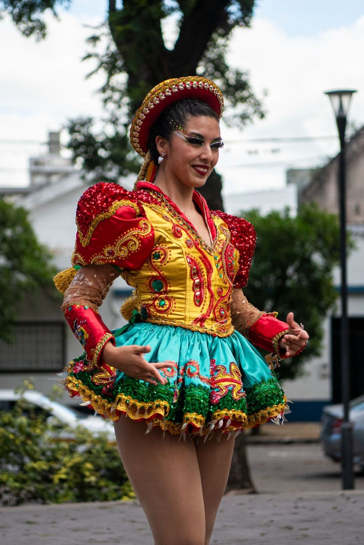 SENSUALES. Las cholitas lucen polleras, trenzas y sombreros pequeños. la gaceta / fotos de matías vieito