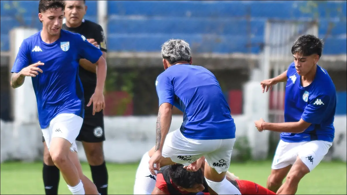 EXPECTATIVA. El plantel de Reserva del “Decano” ajustó los últimos detalles en el complejo José Salmoiraghi antes de emprender el viaje rumbo a Mar del Plata para el estreno ante Aldosivi.