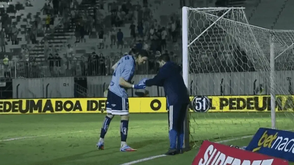 FUERA DE LO COMÚN. Cassio pidió permiso para irse a los vestuarios en pleno partido.