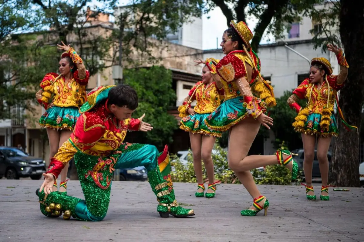 ENSAYO ABIERTO. Los integrantes de Urus practican viernes y sábados en la plaza Belgrano. Vecinos y curiosos se detienen a mirar el ritmo del caporal.
