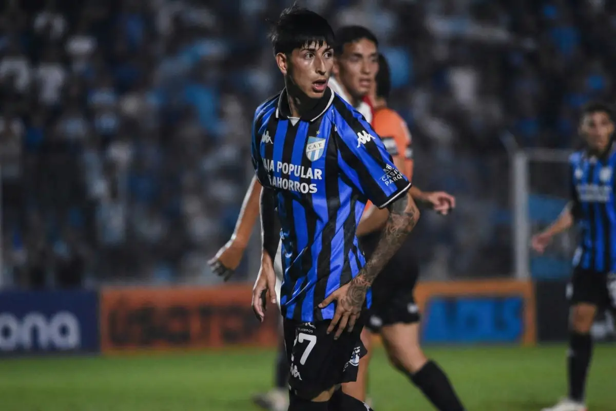 DEBUT EXPRÉS. A menos de 72 horas de aterrizar en Tucumán, Segovia tuvo su estreno con la camiseta de Atlético en la igualdad frente a Huracán.