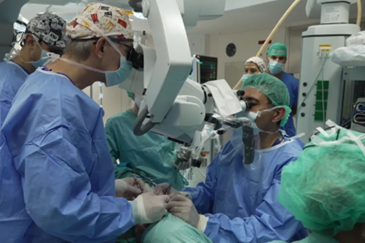 OPERACIÓN. Cientos de profesionales de la medicina, participaron de la cirugía.