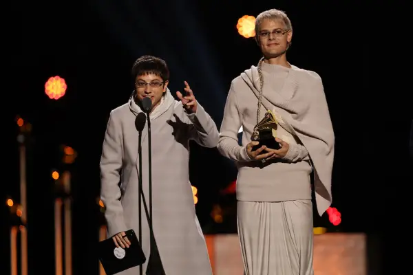 Ca7riel y Paco Amoroso: cuál fue la razón de su extraña aparición en los Grammy 2026