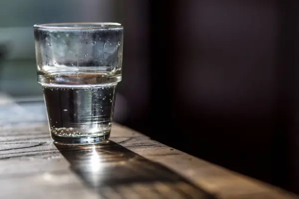Por qué tomar un vaso de agua antes de ir a dormir es una pésima idea