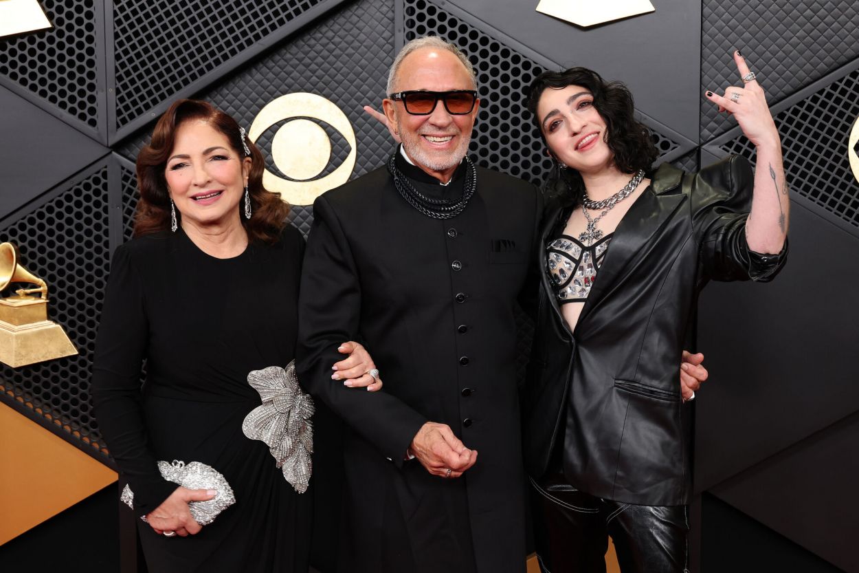 REFERENTES. Gloria Estefan llega con su esposo Emilio y su hija Emily.