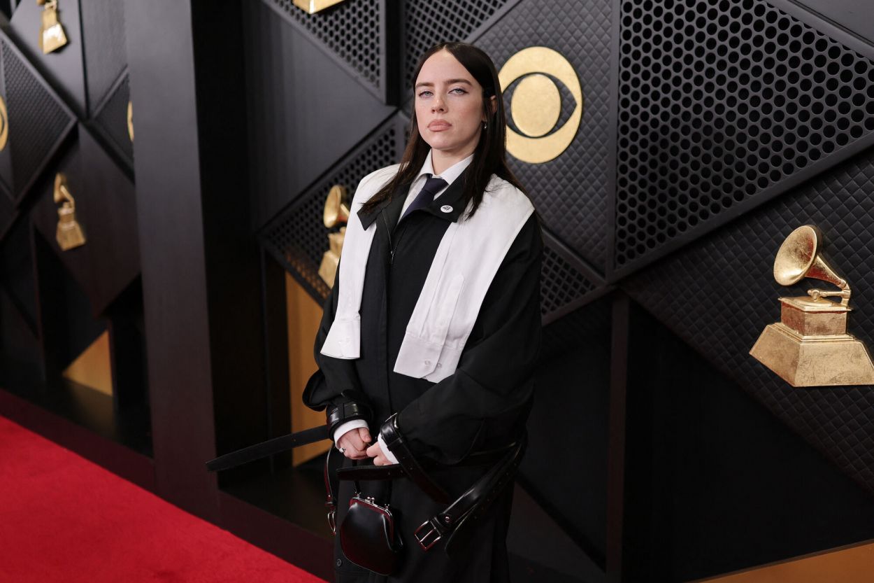 UN PIN POLÍTICO. Billie Eilish luce en su solapa la consigna “ICE Out”.