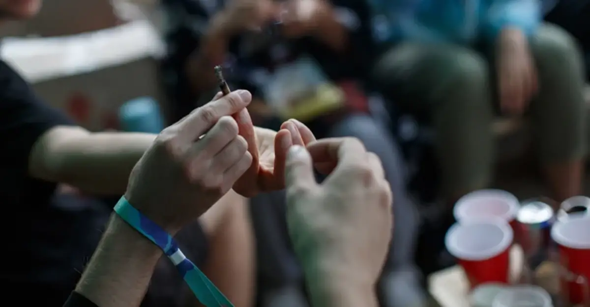 ADOLESCENCIAS Y CONSUMOS. El Séptimo Estudio Nacional de Sedronar muestra tendencias, retrocesos y nuevas preocupaciones en el consumo de alcohol, vapeo, marihuana y psicofármacos en la escuela secundaria. / UNSPLASH