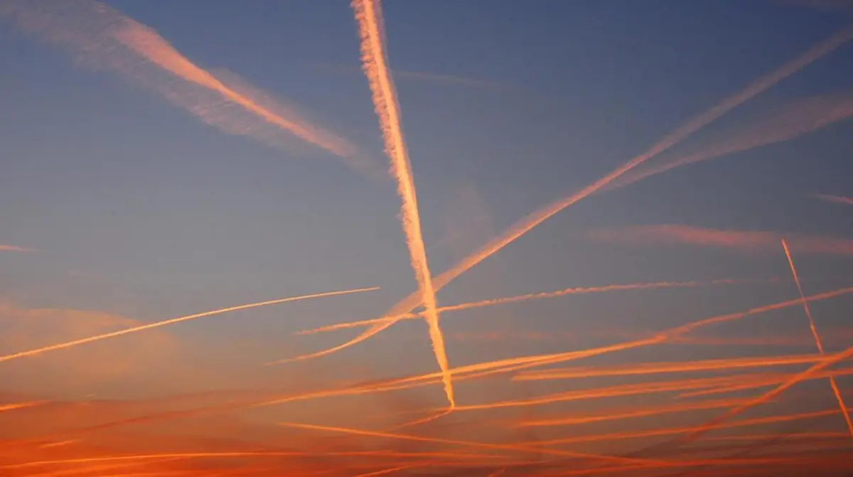 Las líneas en el cielo tienen su explicación entre el vapor de los motores y tiempo gélido de la atmósfera.